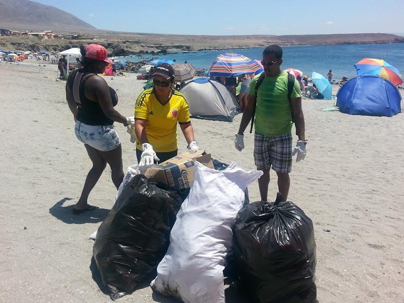 Los colombianos en Antofagasta dan ejemplo en las playas