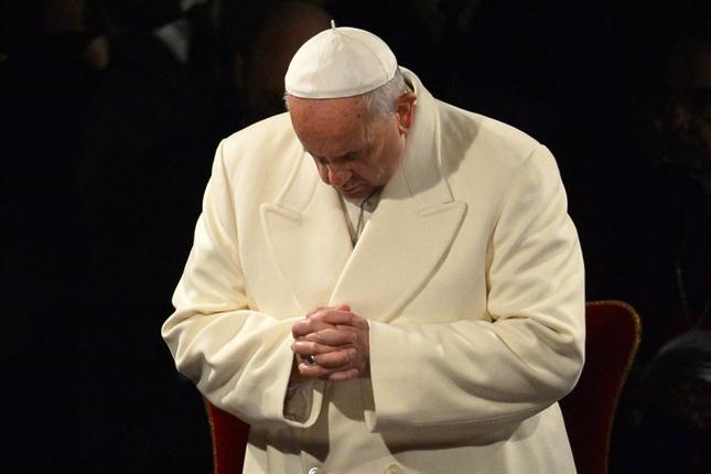 El papa Francisco recordó a los inmigrantes y a las mujeres golpeadas durante el Vía Crucis