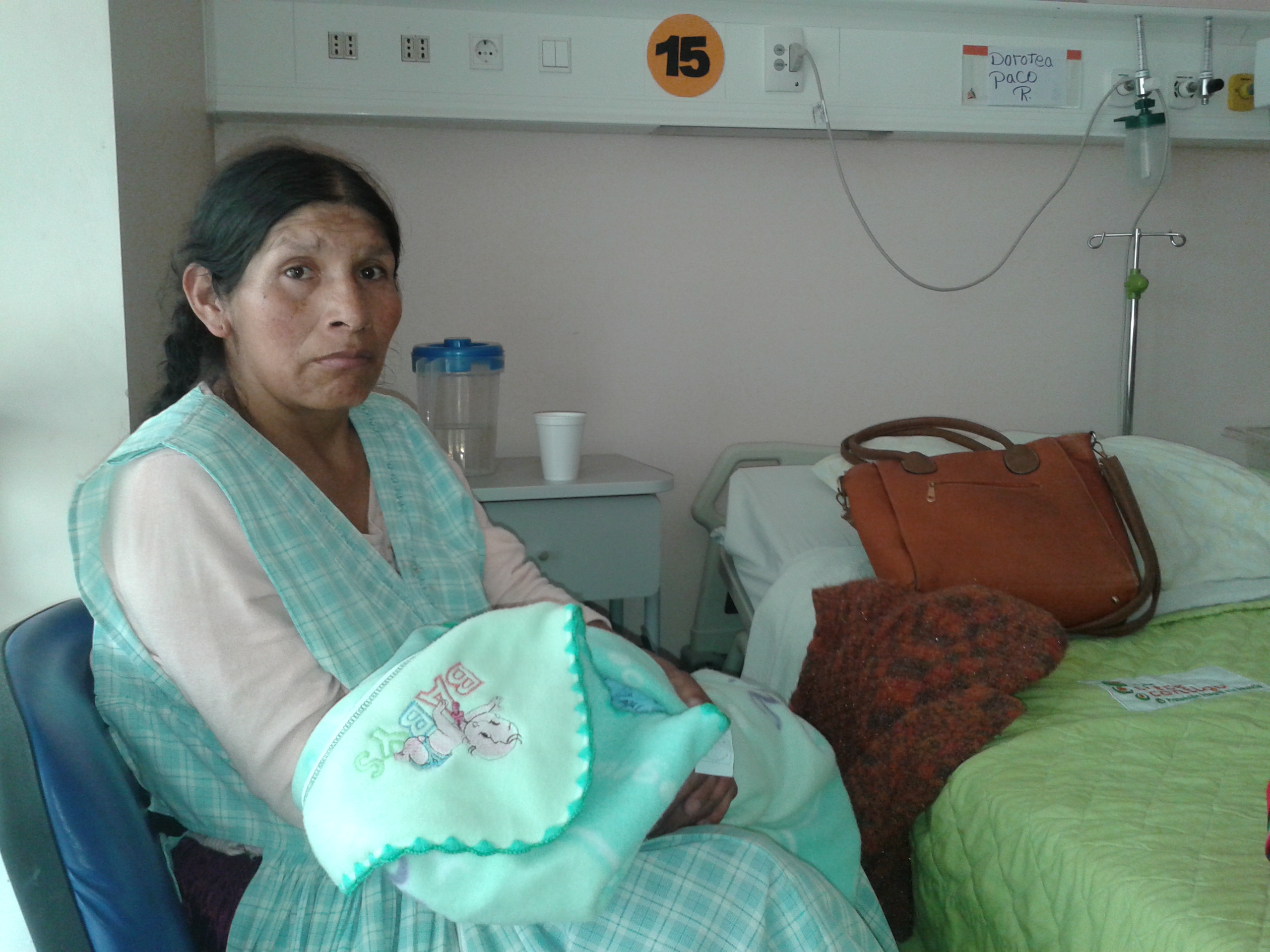 Investigarán hospital en Arica que retuvo durante cinco días a boliviana que dio a luz en el recinto