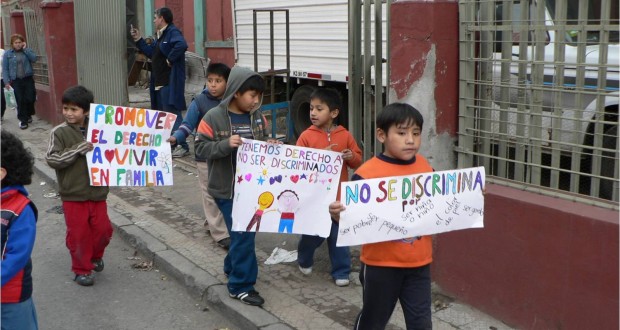 ¿Es realmente inclusivo el nuevo sistema de admisión escolar cuando existe una falta de cupos escolares? Una realidad cotidiana para las familias migrantes.