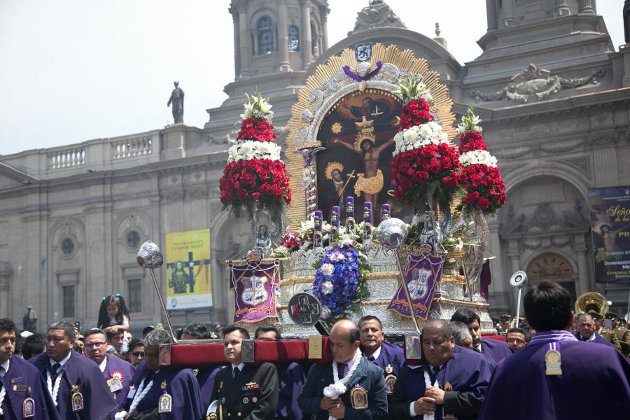 Miles de fieles, de diversas nacionalidades, celebraron en Santiago al Señor de los Milagros