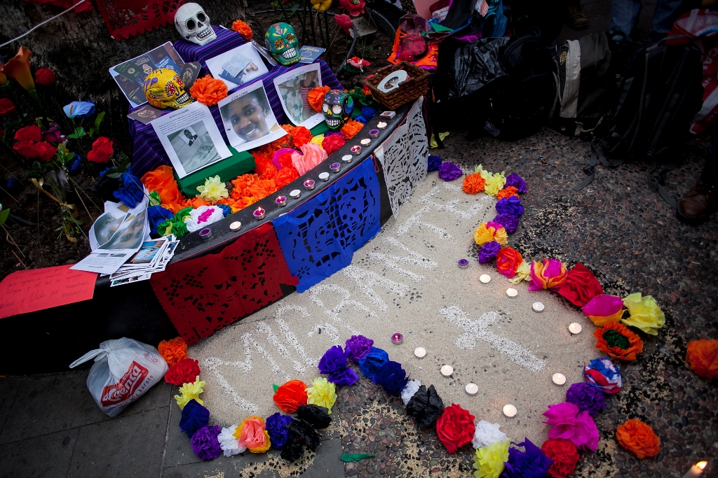 Docenas de personas se reunieron a honrar la memoria de Joane Florvil, Benito Lalane y migrantes fallecidos en Chile