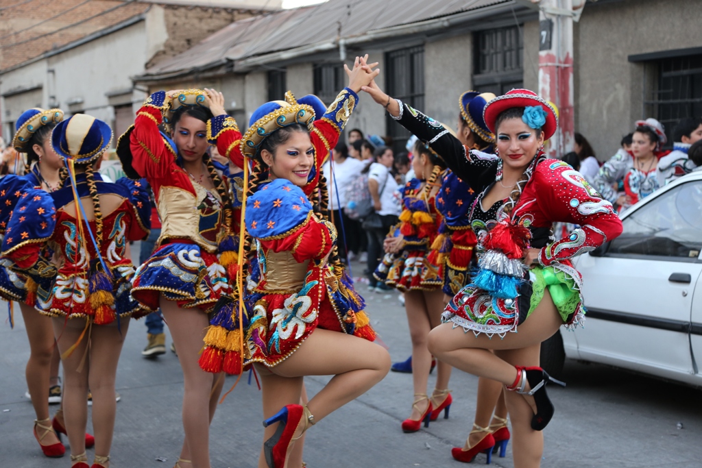 El Carnaval Sin Fronteras llenó de alegría las calles de Independencia