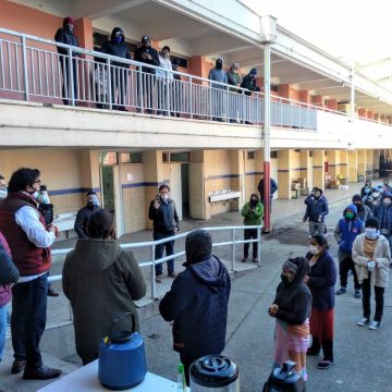 Municipalidad de Recoleta recibe en albergues a más de 700 bolivianos: exigen respuesta urgente al Consulado