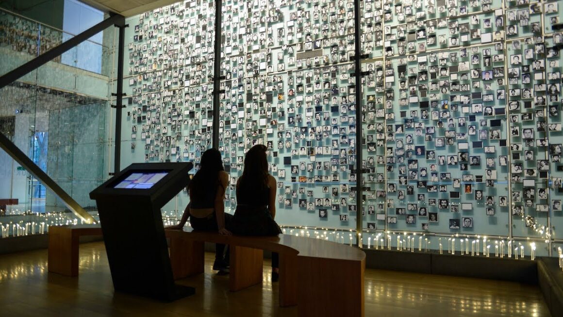 Cuando recorrimos el Museo de la Memoria y los Derechos Humanos, una obra acerca de un pasado oscuro