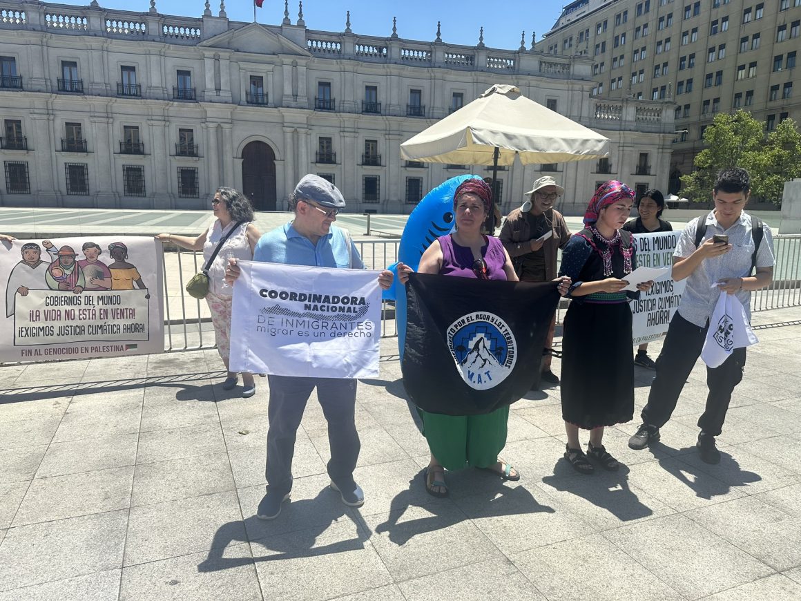 “La vida no está en venta”: movimientos ambientales se unen al Día de Acción Global por la Justicia Climática frente a La Moneda