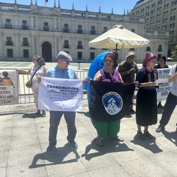“La vida no está en venta”: movimientos ambientales se unen al Día de Acción Global por la Justicia Climática frente a La Moneda